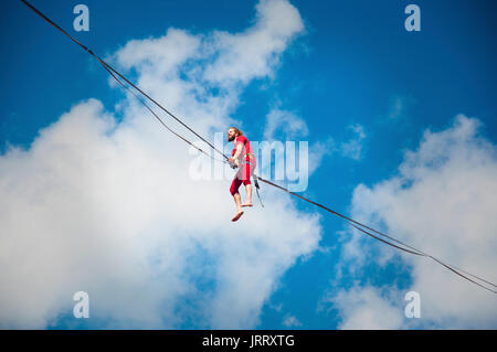 LUBLIN, Pologne- 29 juillet 2017- slackliner dans vieille ville à Highline urbain Festival placés dans l'espace de la ville de Lublin - plus grand spectacle dans le slackline Banque D'Images