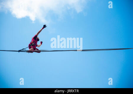 LUBLIN, Pologne- 29 juillet 2017- slackliner dans vieille ville à Highline urbain Festival placés dans l'espace de la ville de Lublin - plus grand spectacle dans le slackline Banque D'Images