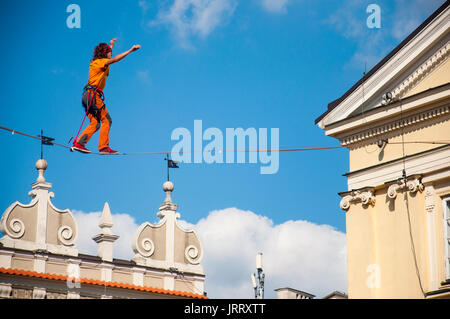 LUBLIN, Pologne- 29 juillet 2017- slackliner dans vieille ville à Highline urbain Festival placés dans l'espace de la ville de Lublin - plus grand spectacle dans le slackline Banque D'Images