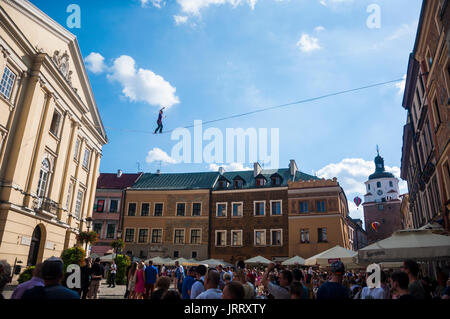 LUBLIN, Pologne- 29 juillet 2017- slackliner dans vieille ville à Highline urbain Festival placés dans l'espace de la ville de Lublin - plus grand spectacle dans le slackline Banque D'Images