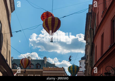 LUBLIN, Pologne- 29 juillet 2017- slackliner dans vieille ville à Highline urbain Festival placés dans l'espace de la ville de Lublin - plus grand spectacle dans le slackline Banque D'Images