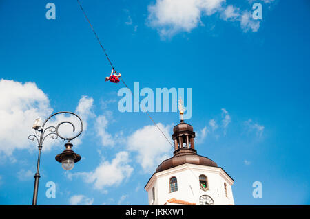 LUBLIN, Pologne- 29 juillet 2017- slackliner dans vieille ville à Highline urbain Festival placés dans l'espace de la ville de Lublin - plus grand spectacle dans le slackline Banque D'Images