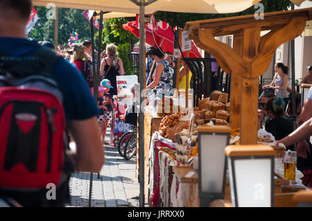 LUBLIN, Pologne- 29 juillet 2017- street shop ventes offrant des produits locaux au cours de Carnaval festival Sztukmistrzow Banque D'Images