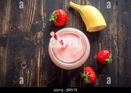 Smoothie fraise et banane. Petit-déjeuner ou une collation saine. Smoothie aux fraises et bananes dans un bocal en verre. Banque D'Images