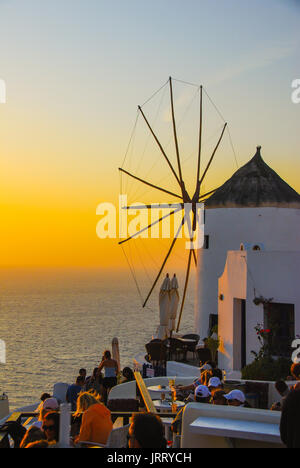 Santorin, Grèce - 23 septembre 2011 : les personnes bénéficiant de la célèbre coucher de soleil de Santorin depuis le village de Oia la plus célèbre place pour regarder le soleil se coucher Banque D'Images