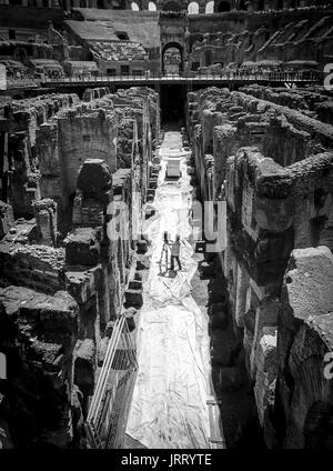 Colisée, Rome, Italie - 23 juin 2017 : un travailleur effectue des relevés archéologiques au Colisée à Rome Banque D'Images