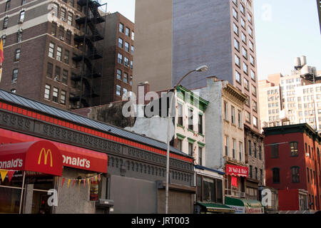 Vue de la société McDonald's restaurant sur W 28th Street, Manhattan, New York. Banque D'Images