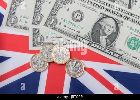 US $1 billets / factures avec Union Jack et nouveau £1 / Livre Sterling de monnaie. US Dollar exchange rate concept, l'économie des Etats-Unis, US UK les exportations. Banque D'Images