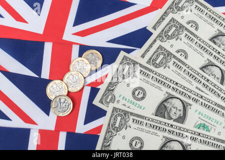 US $1 billets / factures avec Union Jack et nouveau £1 / Livre Sterling de monnaie. US Dollar exchange rate concept, l'économie des Etats-Unis, US UK les exportations. Banque D'Images