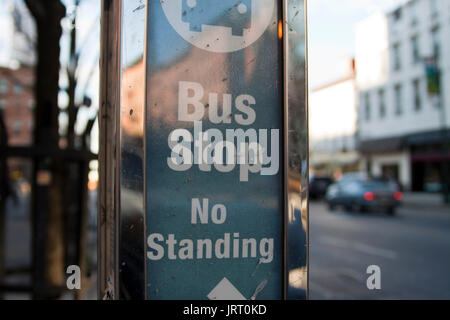 Arrêt de bus pas qualité signe sur Street à Manhattan. Banque D'Images