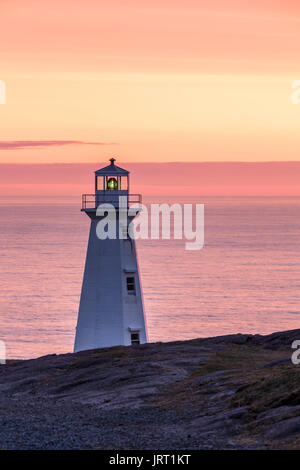 Le phare de béton 1955 Lieu historique national du Canada du Cap-Spear au lever du soleil. Le cap Spear, Saint-Jean, Terre-Neuve et Labrador, Canada. Banque D'Images