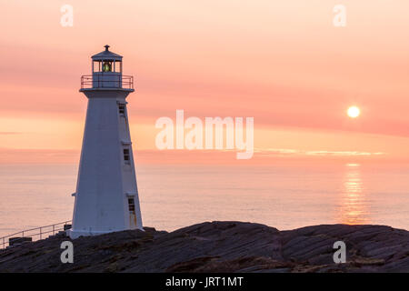 Le phare de béton 1955 Lieu historique national du Canada du Cap-Spear au lever du soleil. Le cap Spear, Saint-Jean, Terre-Neuve et Labrador, Canada. Banque D'Images