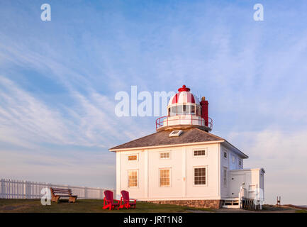 Le phare de 1836 Lieu historique national du Canada du Cap-Spear au lever du soleil. Le cap Spear, Saint-Jean, Terre-Neuve et Labrador, Canada. Banque D'Images