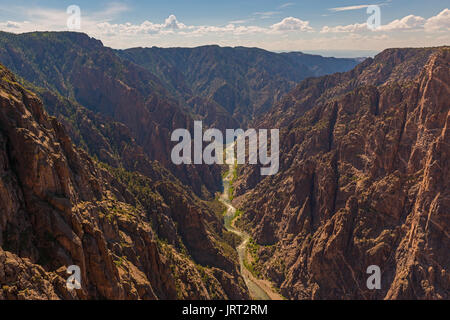 Le paysage majestueux de Black Canyon of the Gunnison River dans le parc national du même nom dans l'état du Colorado, USA. Banque D'Images