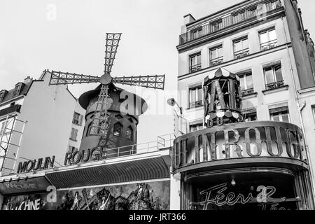 Le célèbre Moulin Rouge lieu d'exposition à Paris - Paris / FRANCE - 24 SEPTEMBRE 2017 Banque D'Images