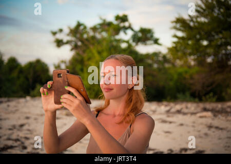 Young woman taking photo Banque D'Images