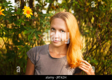 Femme rouge avec des fleurs jaunes Banque D'Images