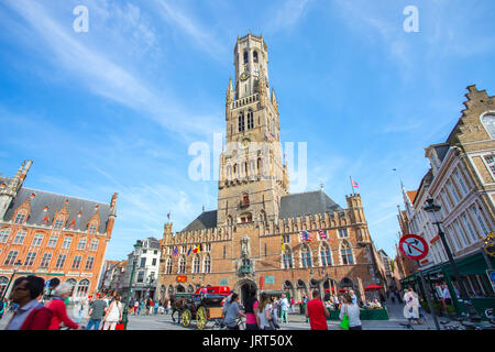 Bruges, Belgique - 17 mai 2014 : le beffroi de Bruges en place du marché de Bruges, Belgique. Banque D'Images