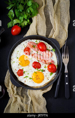 Petit-déjeuner anglais - œuf frit, tomates et saucisses. Vue d'en haut. Mise à plat Banque D'Images