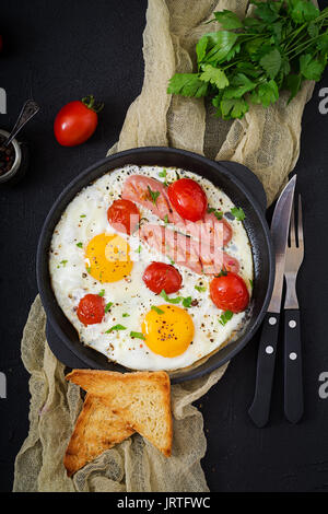 Petit-déjeuner anglais - œuf frit, tomates et saucisses. Vue d'en haut. Mise à plat Banque D'Images