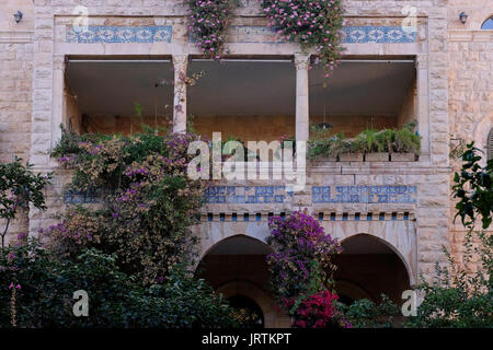 Façade de l'ancien Harun al-Rashid villa à Marcus street situé dans le quartier de Talbiyeh ou Talbiya Komemiyut officiellement, construit dans les années 1920 et 1930, dont la plupart des premiers habitants étaient chrétiens du Moyen-Orient riches qui ont construit des maisons élégantes avec la Renaissance, Maures et arabes des motifs architecturaux. La partie ouest de Jérusalem Israël Banque D'Images