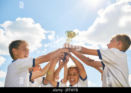 Les garçons de l'Équipe Sports Holding Trophy Banque D'Images