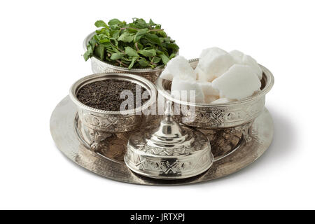 Fête traditionnelle d'argent Service à thé marocain avec le thé, la menthe et le sucre sur fond blanc Banque D'Images