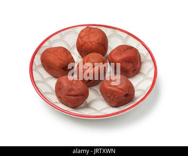 Plat d'umeboshi japonais sur fond blanc Banque D'Images