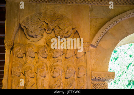 Reliefs romane dans le cloître. Santo Domingo de Silos monastery, province de Burgos, Castille Leon, Espagne. Banque D'Images