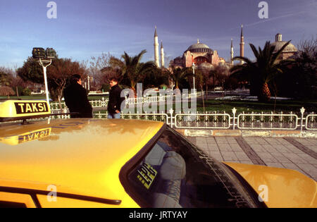 Taxi en face de la basilique Sainte-Sophie, Istanbul, Turquie Banque D'Images