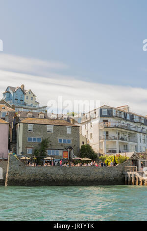 Le Ferry Inn Public House sur le bord de l'eau entre autres propriétés donnant sur le port de Salcombe dans le sud du Devon, Royaume-Uni. Banque D'Images