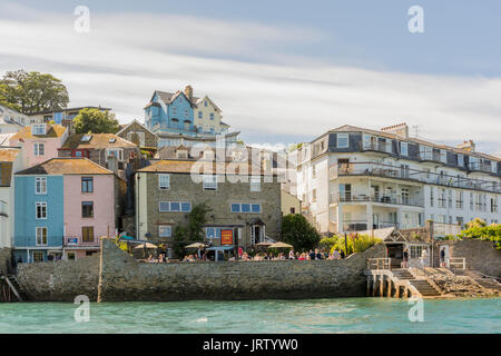 Le Ferry Inn Public House sur le bord de l'eau entre autres propriétés donnant sur le port de Salcombe dans le sud du Devon, Royaume-Uni. Banque D'Images