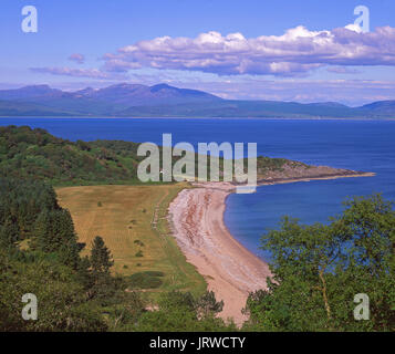 Une belle vue d'été de l'autre côté de la baie pittoresque de Saddell sur la péninsule de Kintyre vers l'île d'Arran, Argyll Banque D'Images