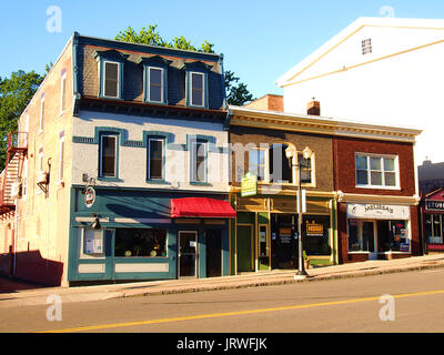 Genève, New York, USA. Le 5 août 2017. Petites boutiques le long de Seneca Street dans le centre-ville de Genève, New York sur une calme matin d'été Banque D'Images