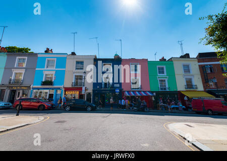 Une vue sur les maisons colorées sur Denbigh Road de Denbigh Terrasse - Portabello Londres Banque D'Images