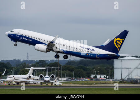 Un Ryanair Boeing 737-8comme décolle de l'aéroport de Londres Stansted Banque D'Images