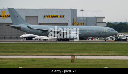 La Royal Air Force KC2 Airbus A330-243MRTT (Voyager) se prépare à décoller de l'aéroport de Londres Stansted Banque D'Images