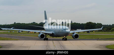 La Royal Air Force KC2 Airbus A330-243MRTT (Voyager) se prépare à décoller de l'aéroport de Londres Stansted Banque D'Images