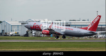 Jet2 un Boeing 737 décolle de l'aéroport de Londres Stansted Banque D'Images