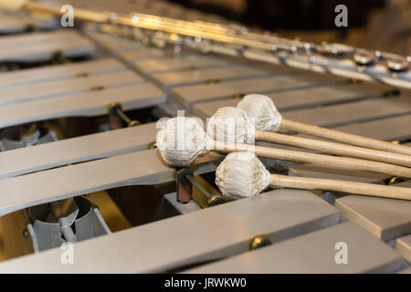 Le xylophone, instrument chromatique et musique concept - gros plan sur les barres en bois avec quatre baguettes, glockenspiel, marimba, balafon, semantron, pixiphone, d'éducation et de l'utilisation de concert de l'orchestre. Banque D'Images