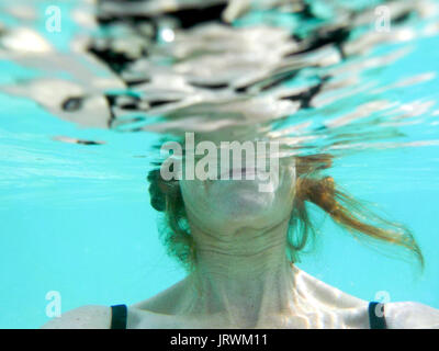 Woman holding souffle sous l'eau Banque D'Images