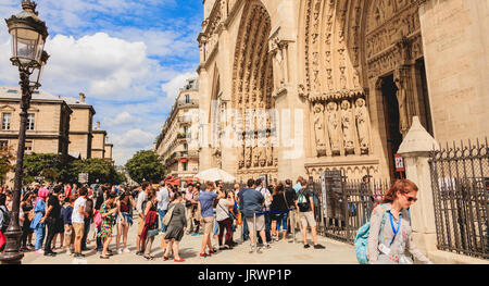 Paris, FRANCE - 11 juillet 2017 : les touristes faisant la queue pour entrer dans la Cathédrale Notre Dame de Paris, France Banque D'Images