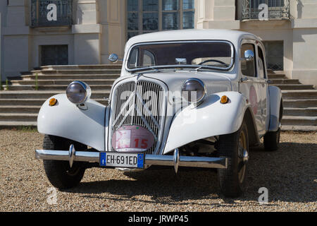 Un 1952 Citroen Traction Avant BL11 en face du château de Stupinigi. Voitures anciennes et des voitures en exposition à Turin pendant Parco Valentino car show. Banque D'Images