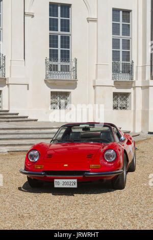 Une Ferrari Dino GT en avant du château de Stupinigi. Voitures anciennes et des voitures en exposition à Turin pendant Parco Valentino car show. Banque D'Images