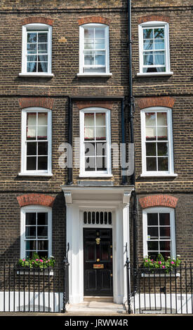 Maison de brique typique dans le quartier du gouvernement, City of Westminster, London, England, United Kingdom Banque D'Images