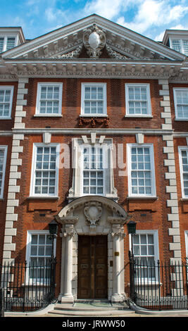 Maison de brique typique dans le quartier du gouvernement, City of Westminster, London, England, United Kingdom Banque D'Images