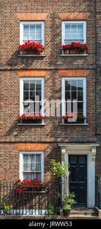 Maison de brique typique dans le quartier du gouvernement, City of Westminster, London, England, United Kingdom Banque D'Images