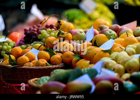 Divers fruits à vendre, marché de Funchal, Madère, Portugal hall Banque D'Images