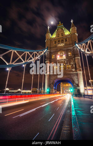 Des sentiers de lumière sur le Tower Bridge, photo de nuit, Southwark, Londres, Angleterre, Royaume-Uni Banque D'Images