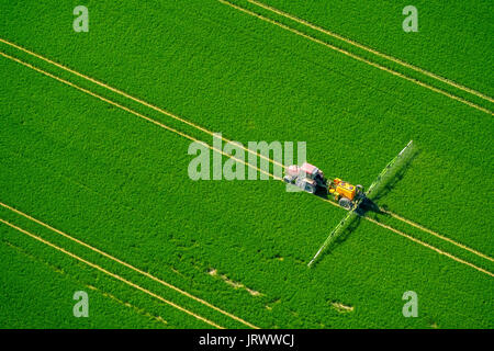 Tracker la pulvérisation de pesticides sur un champ de grain vert, l'agriculture, photo aérienne, Warstein, Sauerland, Rhénanie du Nord-Westphalie Banque D'Images